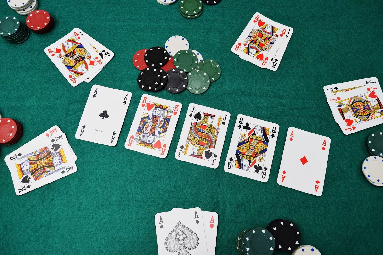 lợi ích của chơi poker online trên các trang web uy tín